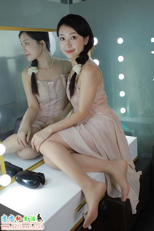 [IESS异思趣向] 丝享家 1812：小婕《藕粉吊带裙》[88P-58MB]