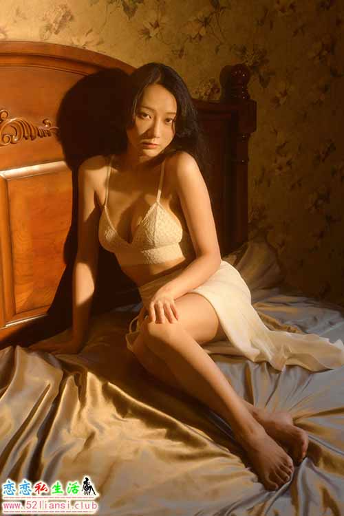 [YALAYI雅拉伊] No.978 她是谁 何嘉颖【52P/107M】