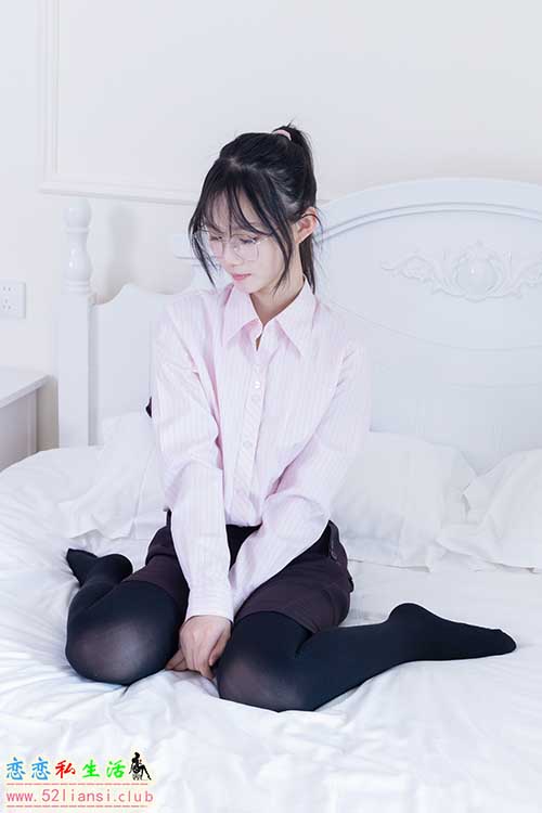 [袜啵啵] 362期 甜甜圈-两双皮鞋、厚肉丝、厚黑丝、ol制服(带视频)【230P+1V/7.96G】