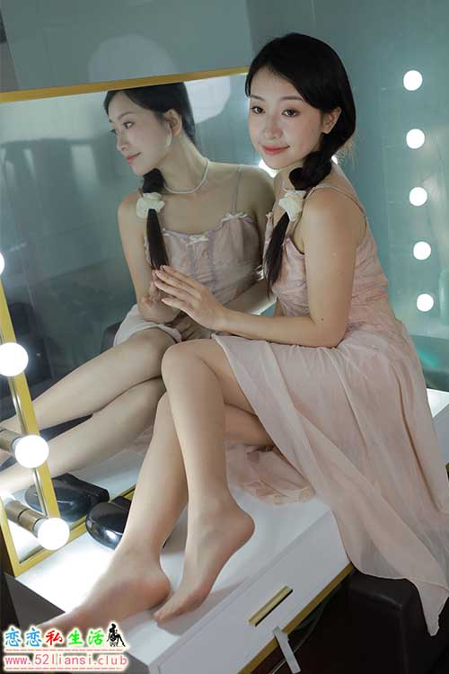 [IESS异思趣向] 丝享家 1812：小婕《藕粉吊带裙》[88P-58MB]