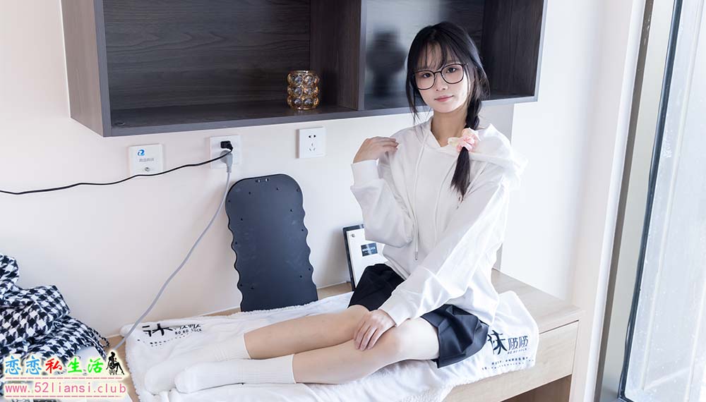 [袜啵啵] 368期 甜甜圈-运动鞋、白棉袜、油亮肉丝(带视频)【160P+1V/5.72G】