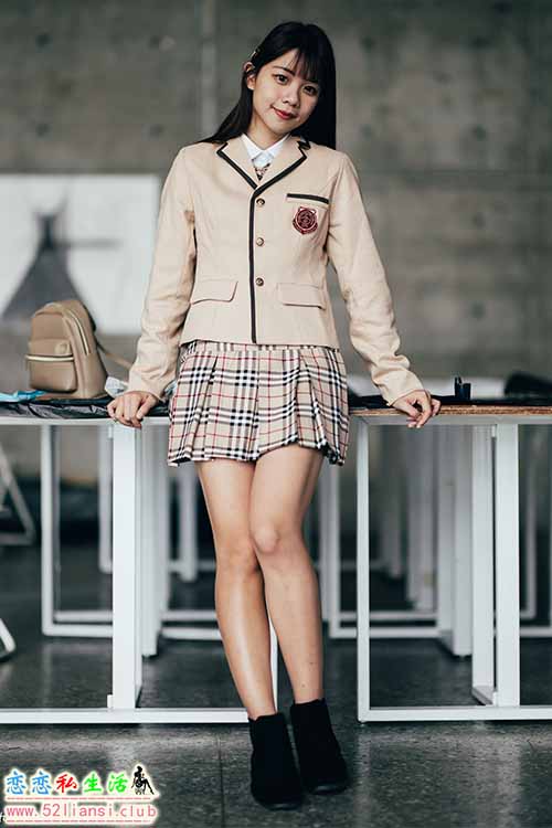 [街拍丝足]426-长腿美模 school girl - 芊聿【164P/570M】