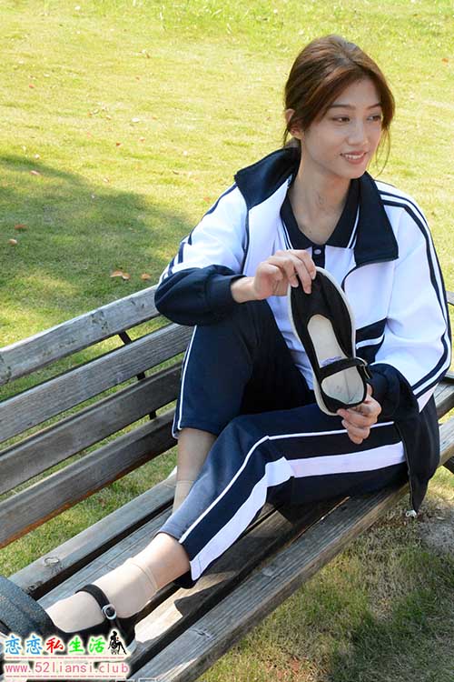 [月下摄影] NO.004 秀秀~浅发校服 其实我喜欢酷酷的，今天第一期被安排了校服(带视频)【130P+1V/9.94G】