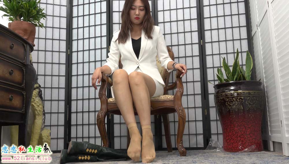 [视频] A&F 229-美女长靴包臀裙短丝足秀【31min/3.34G】