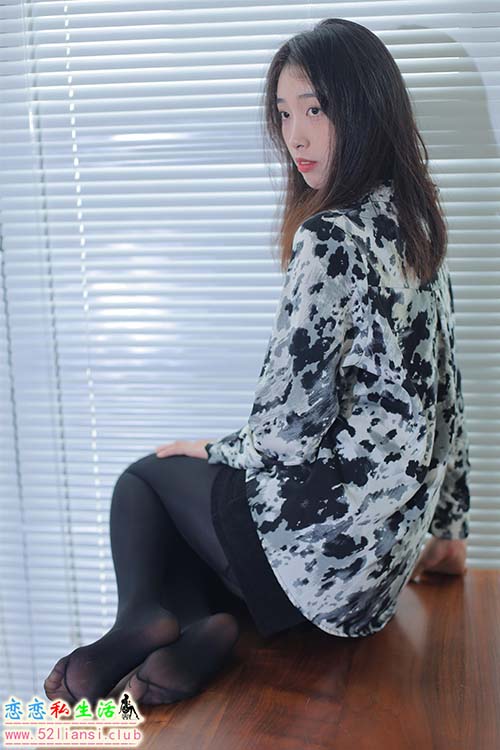 [IESS异思趣向] 丝享家 1655：小九《黑色厚袜》[78P／61MB]
