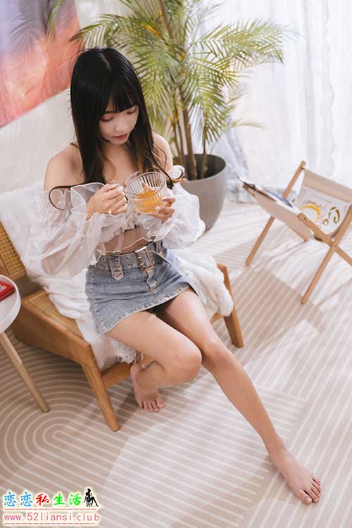 [街拍丝足]427-长腿美模 小穎 - 牛仔裙 棚拍【129P/387M】