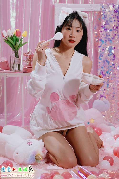 [街拍丝足]422-长腿美模 鲁鲁 - 睡衣棚拍【155P/305M】
