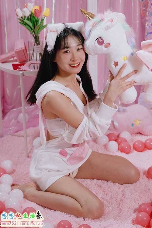 [街拍丝足]422-长腿美模 鲁鲁 - 睡衣棚拍【155P/305M】