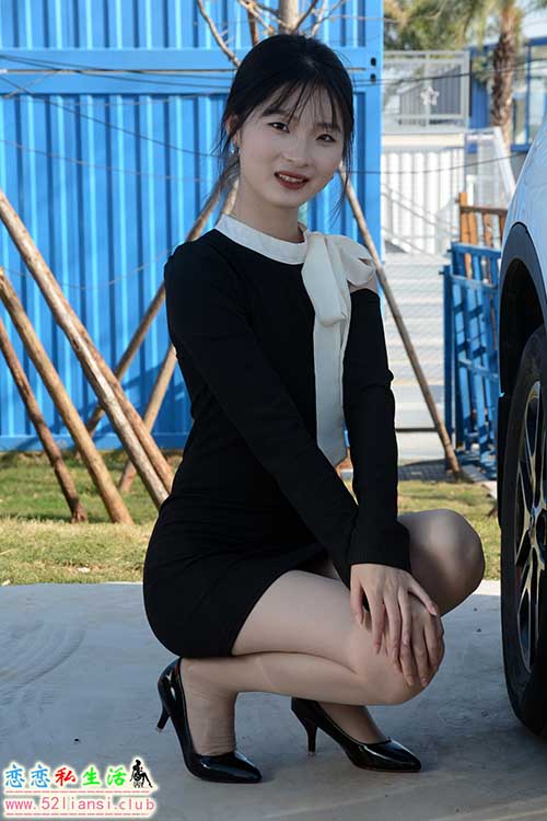 [初夏女神]131期 安妮~【显眼包】你们穿着厚厚的衣服逛街，我却穿着一条裙子成了显眼包(带视频)【140P+1V/3.1G】