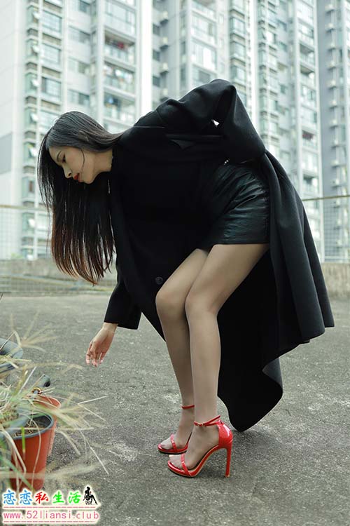 [IESS异思趣向] 丝享家 1604：美子《黑衣园丁》[80P／95MB]