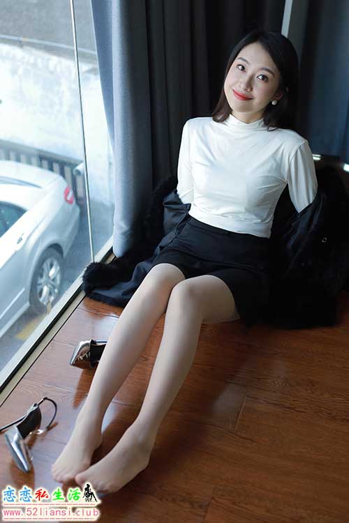 [IESS异思趣向] 丝享家 1603：小婕《黑色大衣》[85P／71MB]