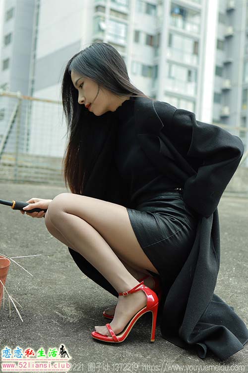 [IESS异思趣向] 丝享家 1604：美子《黑衣园丁》[80P／95MB]