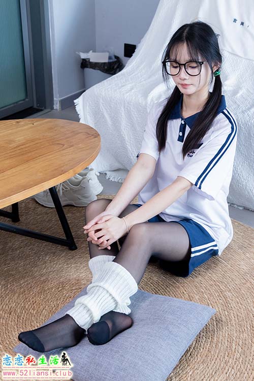 [袜啵啵] 335期 甜甜圈-校服、运动鞋、薄黑丝、袜套(带视频)【154P+1V/7.48G】