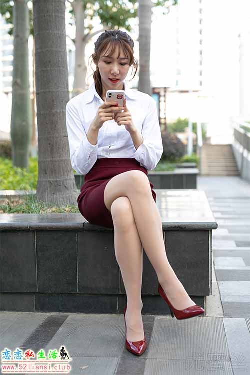 [尤蜜丝] No.042 穿搭推广展示图集 白衣肉丝红裙【46P/250M】