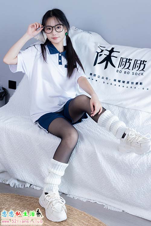[袜啵啵] 335期 甜甜圈-校服、运动鞋、薄黑丝、袜套(带视频)【154P+1V/7.48G】