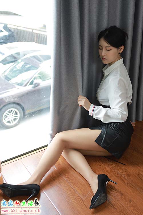 [IESS异思趣向] 丝享家 1547：小宝《不开灯的房间》[77P／74MB]