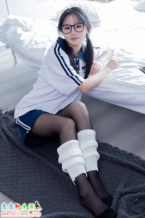 [袜啵啵] 335期 甜甜圈-校服、运动鞋、薄黑丝、袜套(带视频)【154P+1V/7.48G】