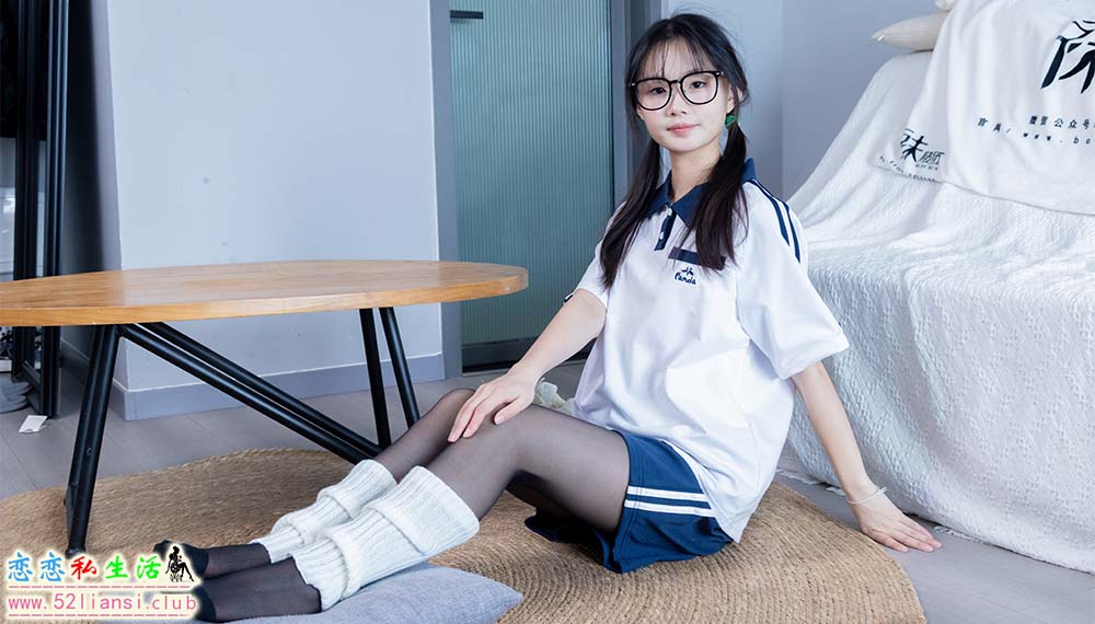 [袜啵啵] 335期 甜甜圈-校服、运动鞋、薄黑丝、袜套(带视频)【154P+1V/7.48G】