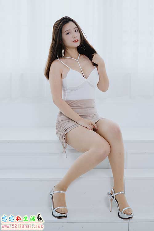 [街拍丝足]364-长腿美模 筱筱 - 棚拍【106P/183M】